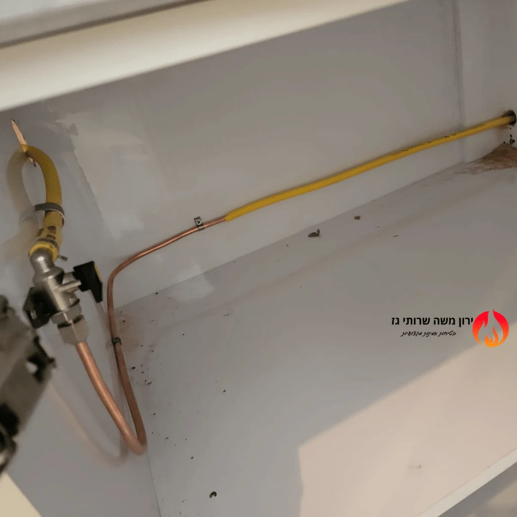 תמונה של נקודת גז בתוך ארון מטבח דוגמא לאיך מביאים את הנקודת גז למקום שבו הברז והצינורות אינם מפריעים למגירות להיסגר - ירון משה שירותי גז (1)